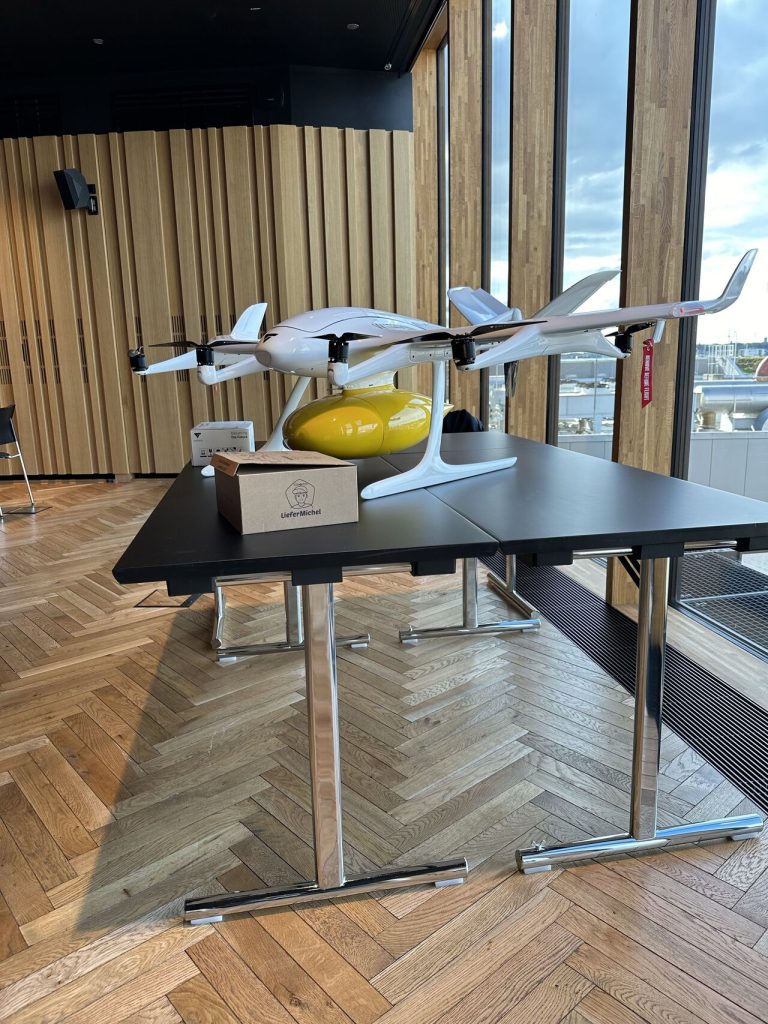 eCom-speaker-lieferMichel-life-size-side